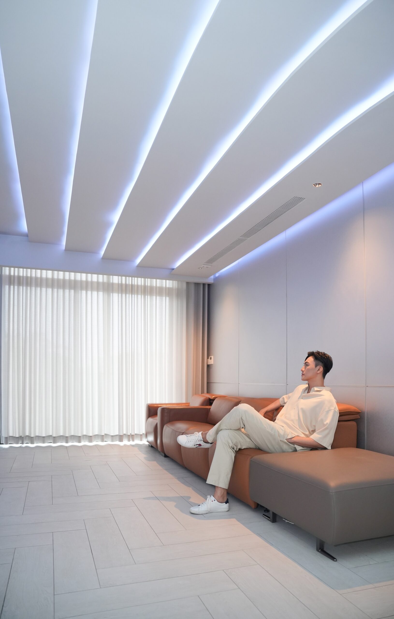 Siêu mẫu Mạc Trung Kiên tham gia sự kiện tham quan nhà mẫu AA Group Vietnam.