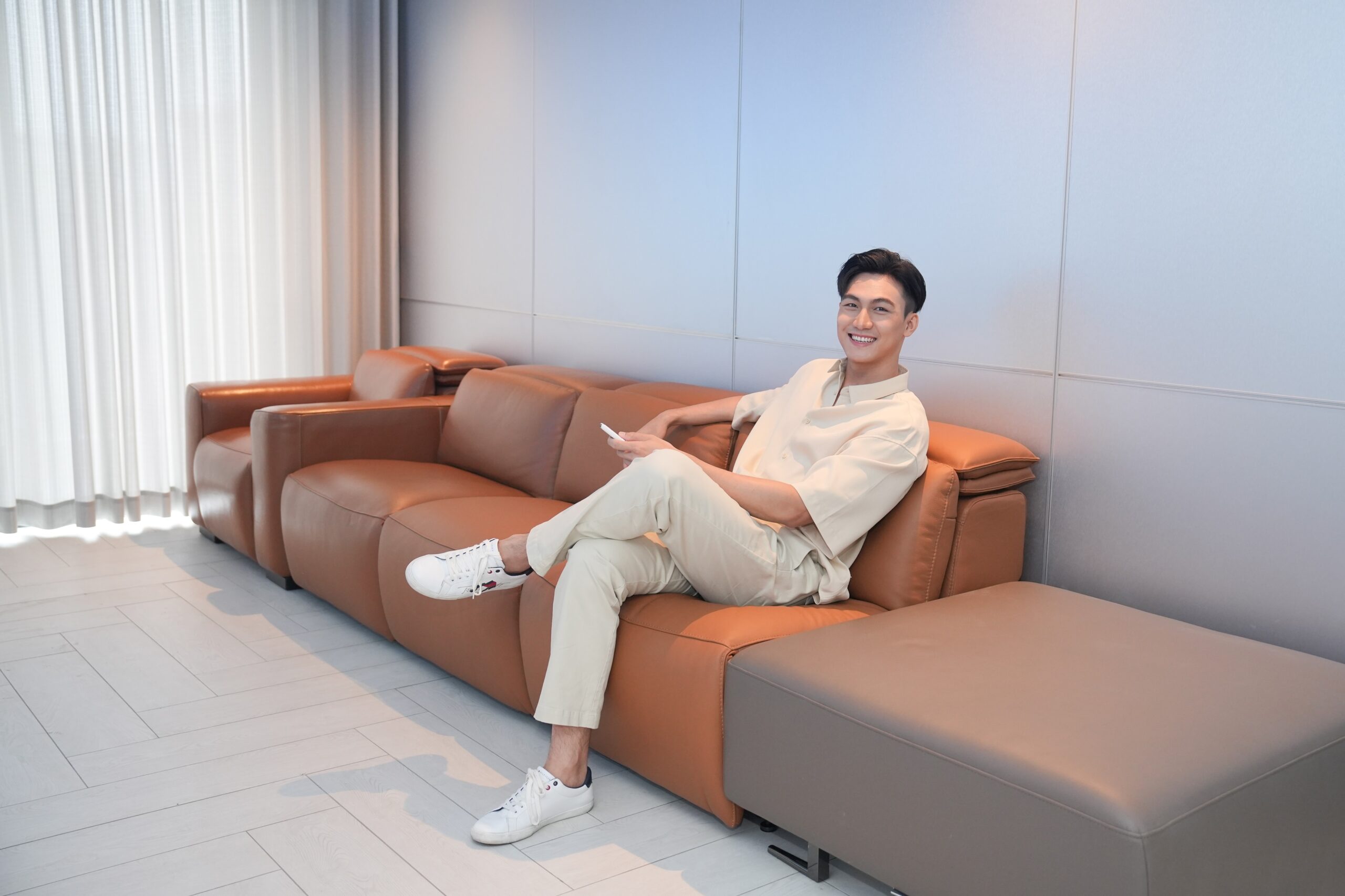 Siêu mẫu Mạc Trung Kiên tham gia sự kiện tham quan nhà mẫu AA Group Vietnam.