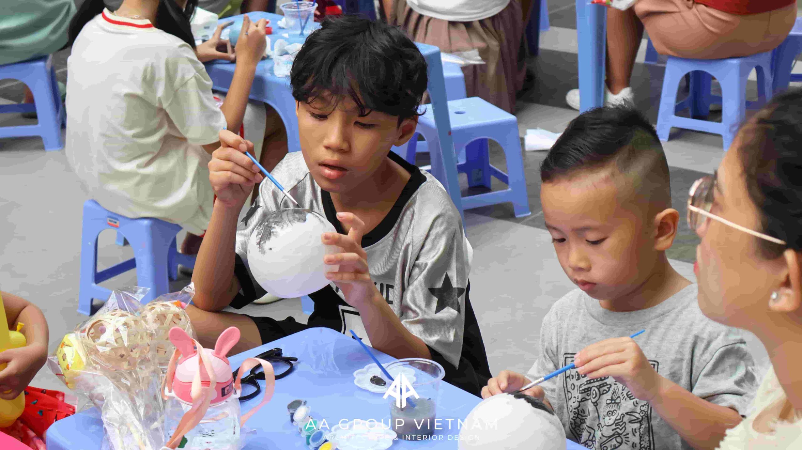 Các bé sáng tạo theo ý thích.