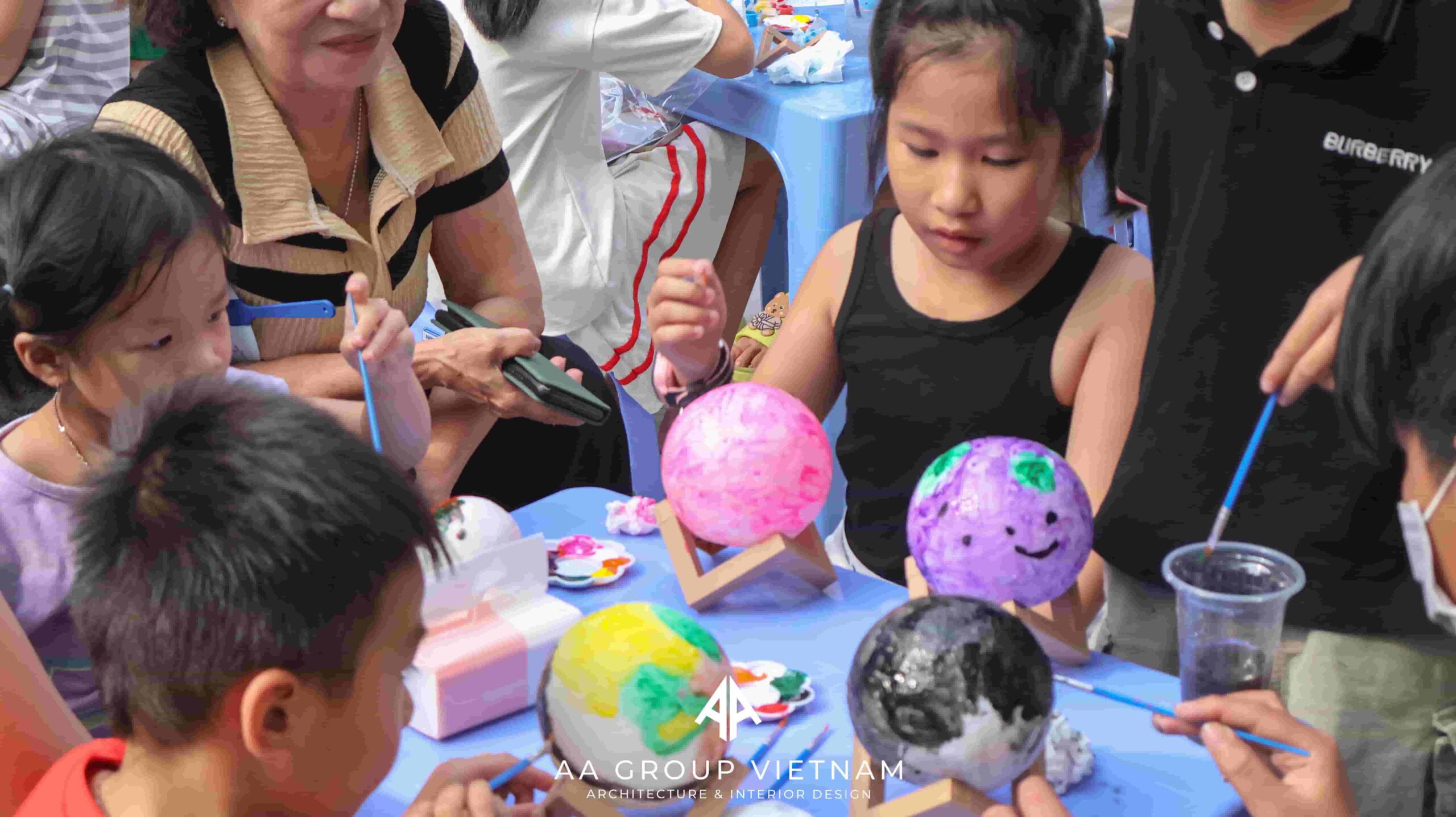 Hoạt động kích thích sự sáng tạo của các bé.