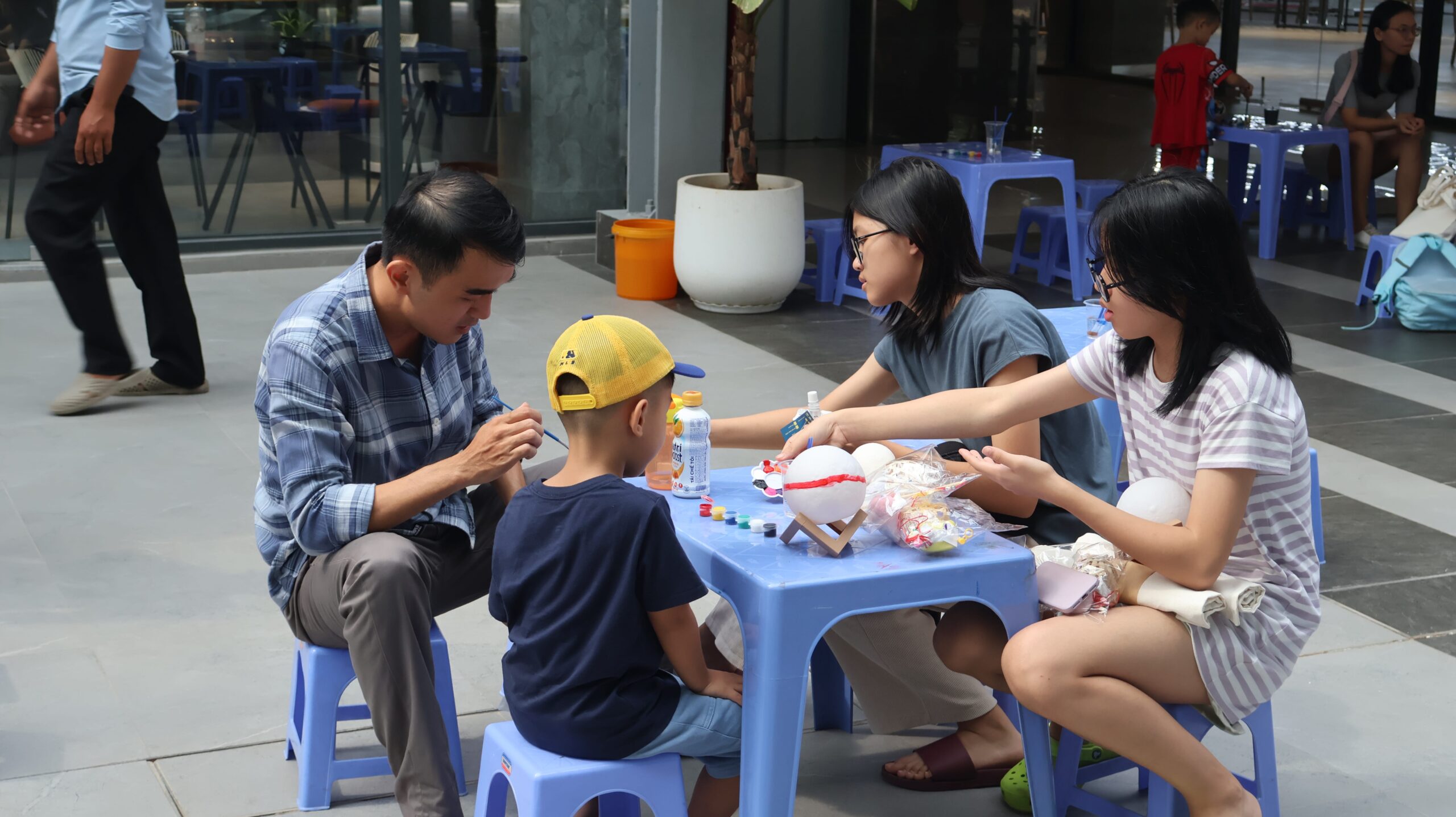Gia đình cùng nhau tạo nên những chiếc đèn ý nghĩa.