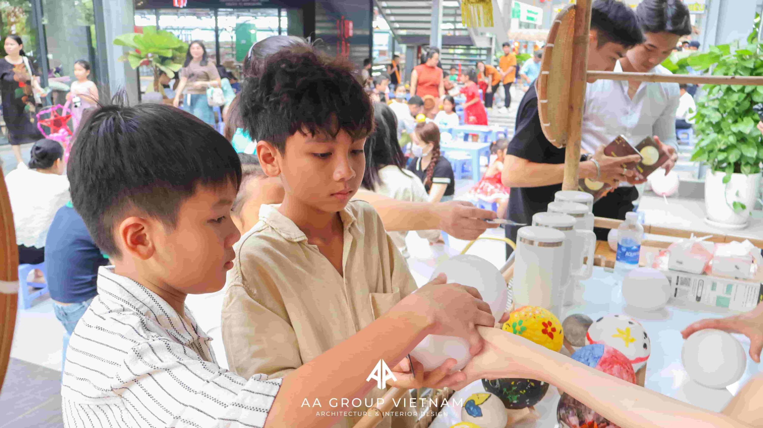 Các bé được thỏa thích sáng tạo với hoạt động.