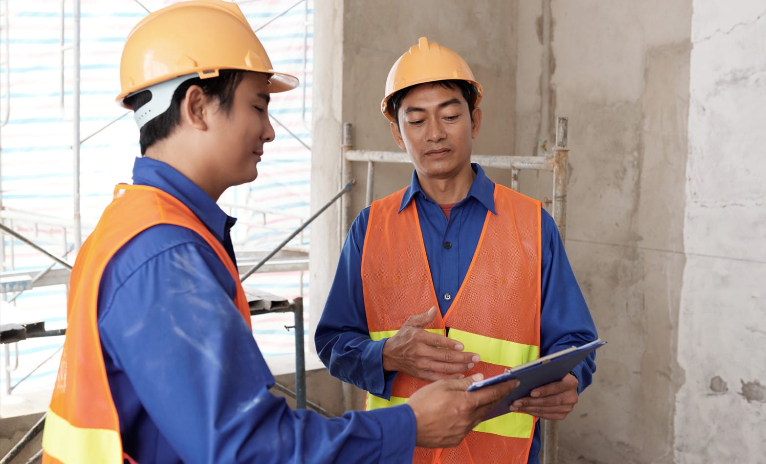 Theo dõi tiến đọ và chất lượng trong quá trình thi công.