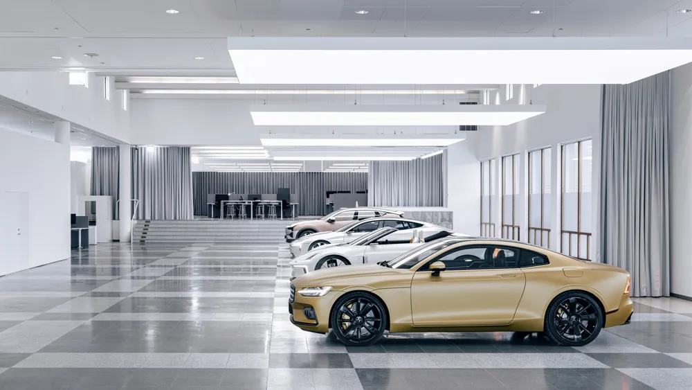 Thiết kế nội thất showroom ô tô trưng bày với hệ thống ánh sáng hiện đại.